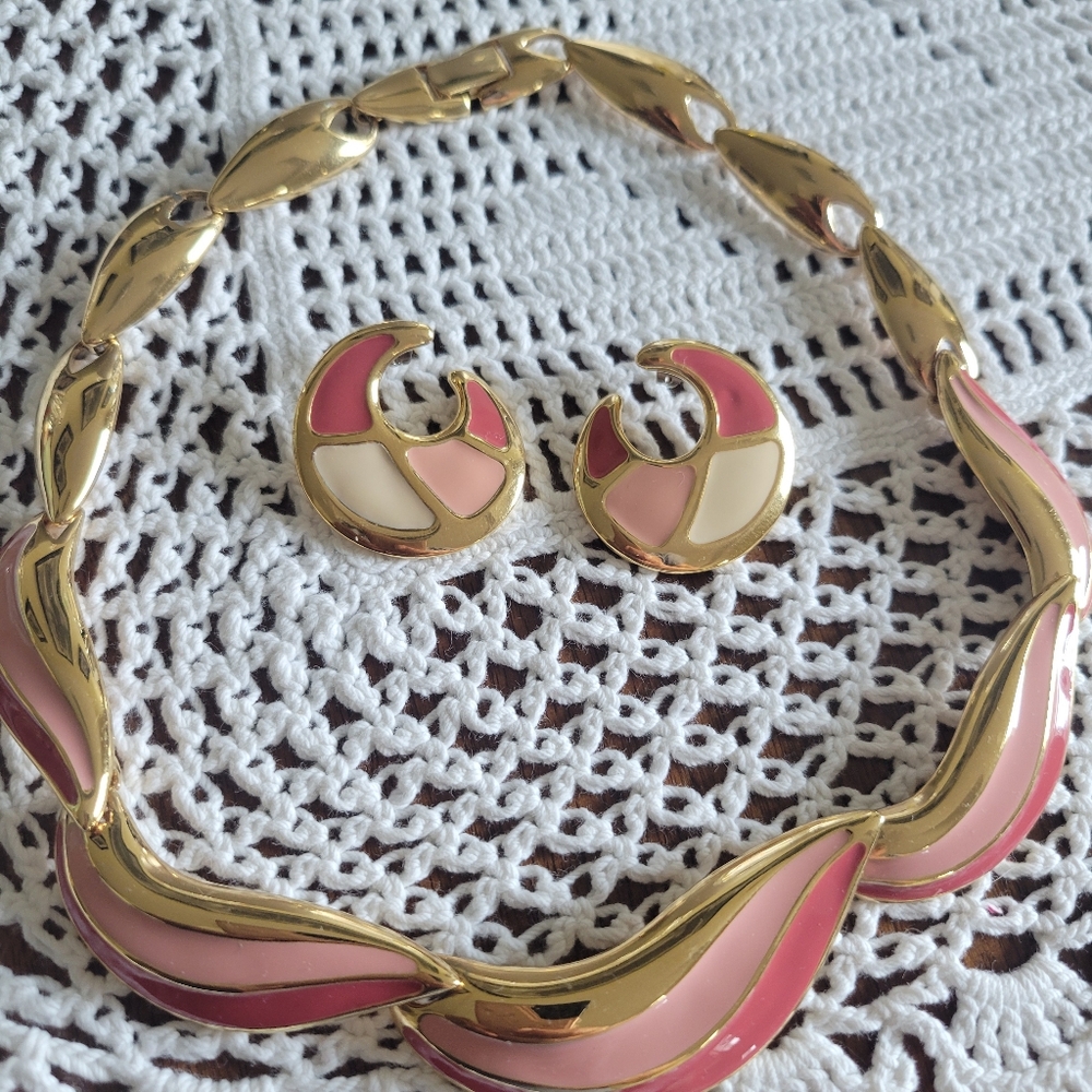 Vintage NAPIER signed  Gold and Pink Jewelry Set. This Is In excellent condition